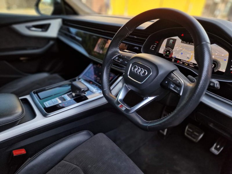 AUDI Q8